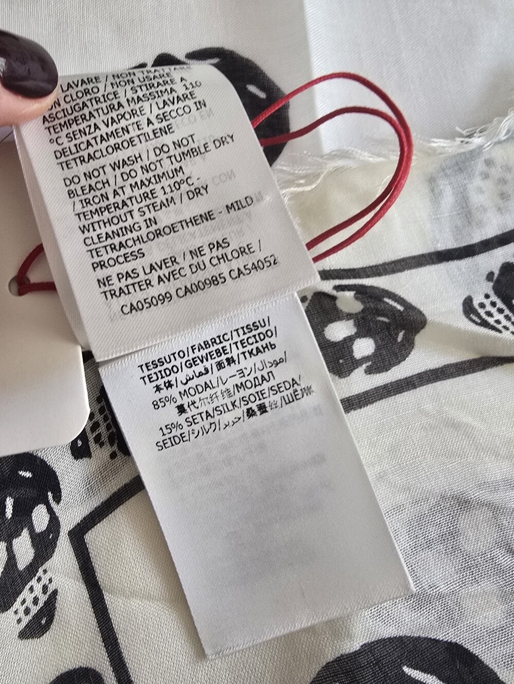 Alexander McQueen Skull Scarf Ivory Black - Picture 5 of 5